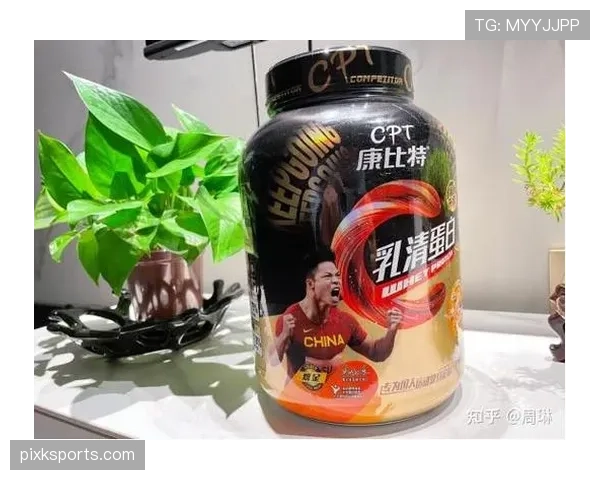 苏炳添训练完喝蛋白粉的样子，像极了我熬夜赶PPT后灌咖啡